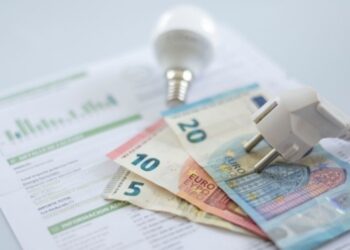 Bollette luce e gas, il governo cambia strategia: aiuta le famiglie a basso reddito