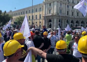 Bonus edilizia, oltre mille tra imprenditori edili, tecnici ed operai in corteo a Napoli