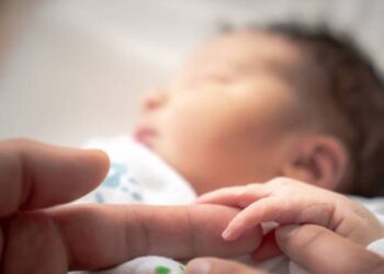 Primo neonato in Italia registrato con il doppio cognome: è una bimba