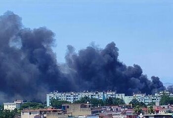 Enorme incendio a ridosso del Parco Verde di Caivano: nube nera visibile a chilometri di distanza