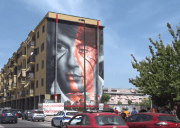 Vele di Scampia, inaugurato murale di Jorit dedicato a Fabrizio De Andrè