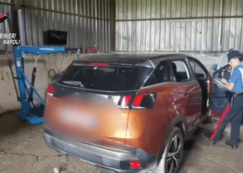 In un capannone a Saviano una fabbrica dei pezzi di ricambio per auto rubati: 5 arresti (Video)