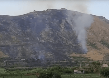Mondragone, le fiamme avvolgono il monte Petrino
