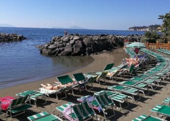 A Napoli spiagge libere a numero chiuso: accordo con i gestori per evitare il sovraffollamento