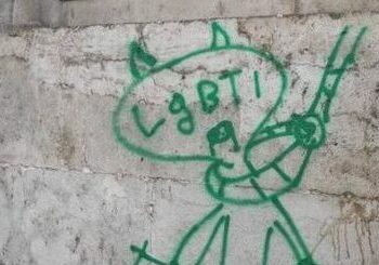 Aversa, dopo il pride di sabato, sull’Arco dell’Annunziata disegno anti Lgbt