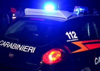 Ponticelli, reagisce ad una rapina, 21enne ferito con due colpi di pistola
