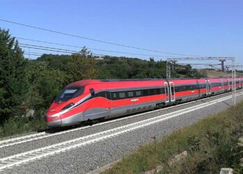 Incidente del treno dell’Alta Velocità Torino-Napoli: Ritardi e deviazioni