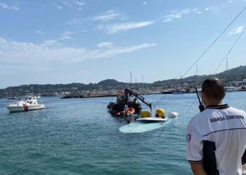 Ischia, incidente in mare, 19enne colpita dall’elica di un gommone: è grave