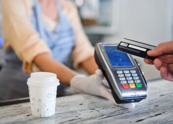 Scatta l’obbligo di accettare pagamenti col Pos: Novità per negozi e studi