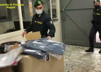 Maxi sequestro di prodotti griffati contraffatti: depositi a San Giuseppe Vesuviano, San Giovanni a Teduccio e Casoria