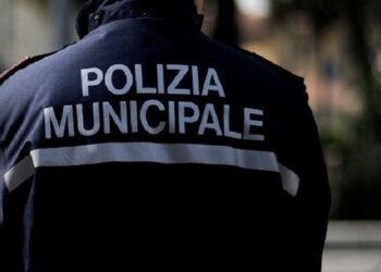 Aversa, aggredisce e poi prova ad accoltellare un’agente della Municipale: arrestato