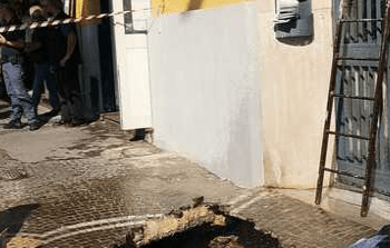 Napoli, si apre una voragine in via Posillipo, due feriti lievi: tragedia sfiorata