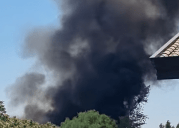 Incendio a Casal di Principe, a fuoco cumulo di rifiuti: fumo nero sulla città, aria irrespirabile