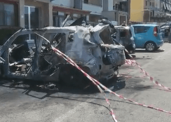 Ponticelli, è guerra tra clan: autobomba vicino casa del boss e un ordigno distrugge 4 auto