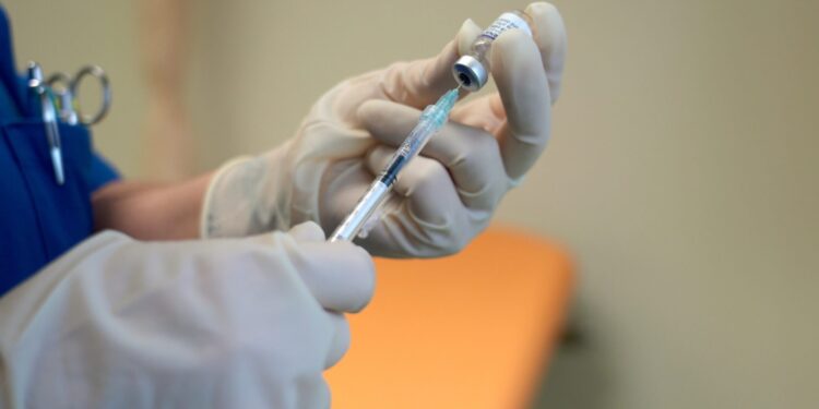 Europa, Italia, Milano - Vaccinazione anti Covid-19 Coronavirus micron Variante - Terza dose con Pfiser - Importanza di vaccinare bambini e persone di colore dell'africa per evitare nuove varianti