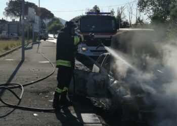 Auto in fiamme a Capua, illeso il conducente