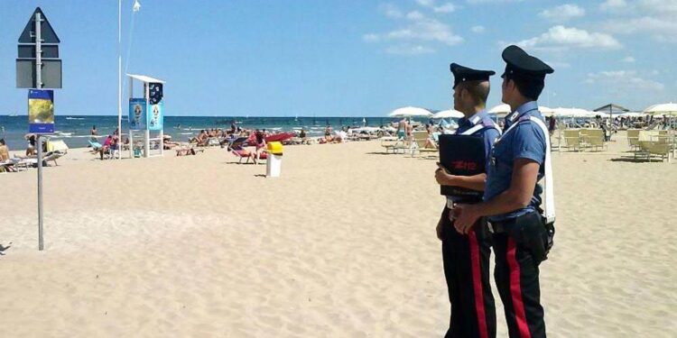 Procida, uomo si getta in mare e fugge dai carabineri