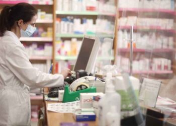 Covid, report Aifa: In 14 giorni raddoppiati antivirali ritirati direttamente in farmacia