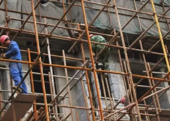 Tragedia sul lavoro a Pomigliano, operaio cade da un’impalcatura: è grave in ospedale