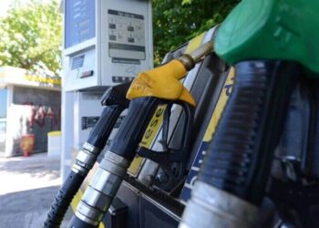 Prezzo benzina e diesel, oggi lieve calo in Italia
