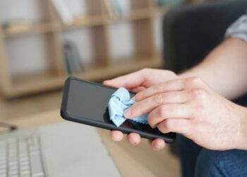 I nostri cellulari più sporchi di un…wc: vi dimora l’80% dei più comuni batteri umani