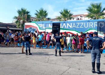 Litorale Domitio, una giornata all’insegna della sicurezza stradale con il Pullman Azzurro della Polizia (Foto)