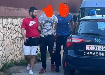 Sorpresi mentre rubano in un’abitazione nel casertano: i vicini li circondano e l’arresto li salva dal linciaggio