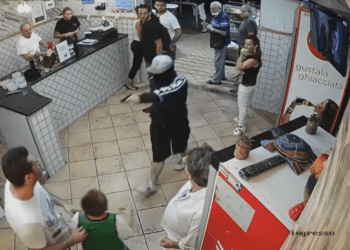 Rapina choc in una pizzeria a Pianura: spara contro il soffitto e poi si fa consegnare i soldi (Foto)