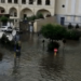 Maltempo, bomba d’acqua su Giugliano: ennesimo allagamento in zona monaci, disagi per la circolazione (Video e foto)