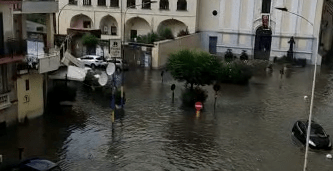 Maltempo, bomba d’acqua su Giugliano: ennesimo allagamento in zona monaci, disagi per la circolazione (Video e foto)