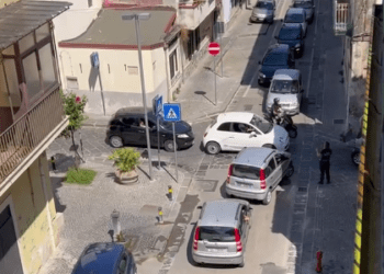 Scavano buco nel pavimento e svaligiano la storica ottica ‘Parisi’ del Corso Campano (Video)