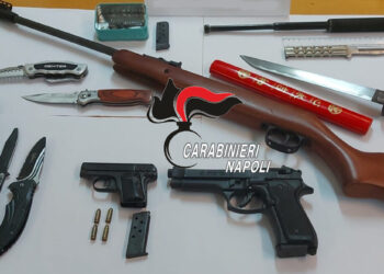 Napoli, girano in scooter armati: padre e figlio arrestati dai Carabinieri