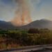 Mondragone, brucia il Monte Petrino: scia di fumo e cenere sulla Statale Domitiana (Video e foto)