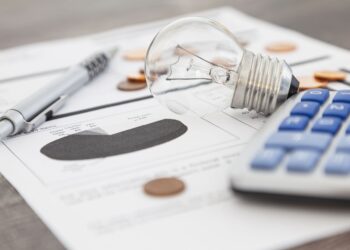 Caro energia, bollette aumenti del 500%: Confcommercio Napoli, attività a rischio chiusura