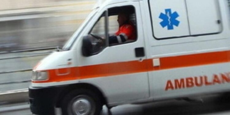Ponticelli, via Volpicelli, un uomo viene colto da un malore. Interviene l'ambulanza e la foglia si scaglia contro l'equipaggio dell'ambulanza: il medico si barrica dentro il mezzo di soccorso e l'autista riceve due pugni e uno schiaffo