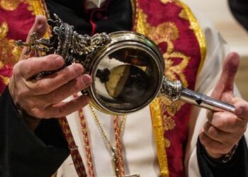 Napoli, sciolto il sangue di San Gennaro: L’annuncio di monsignor Battaglia, applausi da fedeli in Duomo