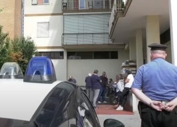 Morto a 13 anni, giù dalla finestra dopo le minacce in chat: sei indagati, cinque sono minorenni