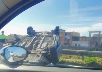 Asse mediano: un’auto si ribalta all’altezza dello svincolo di Parete