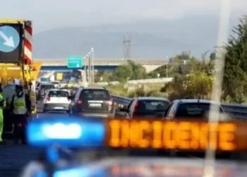 Incidente sull’autostrada A1 nel Casertano: Tir contro furgone, feriti gravi e auto in coda per chilometri
