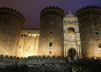 Maschio Angioino, palcoscenico unico e una versatile scena teatrale sotto il cielo settembrino