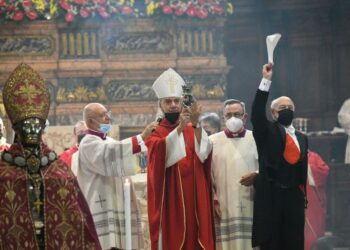 Napoli, sciolto il sangue di San Gennaro: L’annuncio di monsignor Battaglia, applausi da fedeli in Duomo