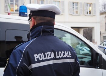 Giugliano, pirata della strada investe una donna e scappa: incastrato dalla Municipale