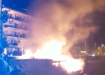 Pozzuoli, Lido divorato dalle fiamme nella notte: il fumo invade le vicine abitazioni