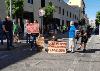 Giugliano, manifestanti protestano contro nuovo impianto rifiuti