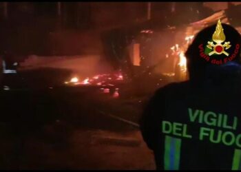 Casal di Principe, incendio nella notte in un’azienda agricola: A fuoco rotoballe e alcune macchine agricole