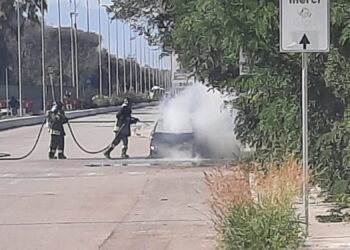 Castel Volturno, auto prende fuoco sulla Domitiana, paura tra i residenti (Video e foto)