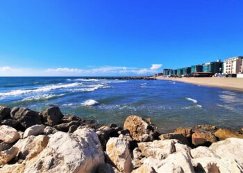 Castel Volturno: rifiuti speciali emergono dalle scogliere di Pinetamare