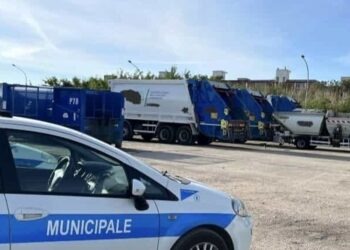 Aversa, la polizia locale sequestra area di 18mila mq. e due camion alla ditta della raccolta di rifiuti