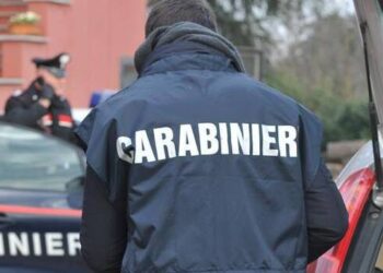 Minacciato e picchiato per ritirare l’offerta su una casa all’asta: 3 arresti tra Casaluce e Trentola Ducenta