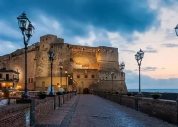 Castel dell’Ovo di Napoli, nuova chiusura: cadono ancora pietre dalla facciata